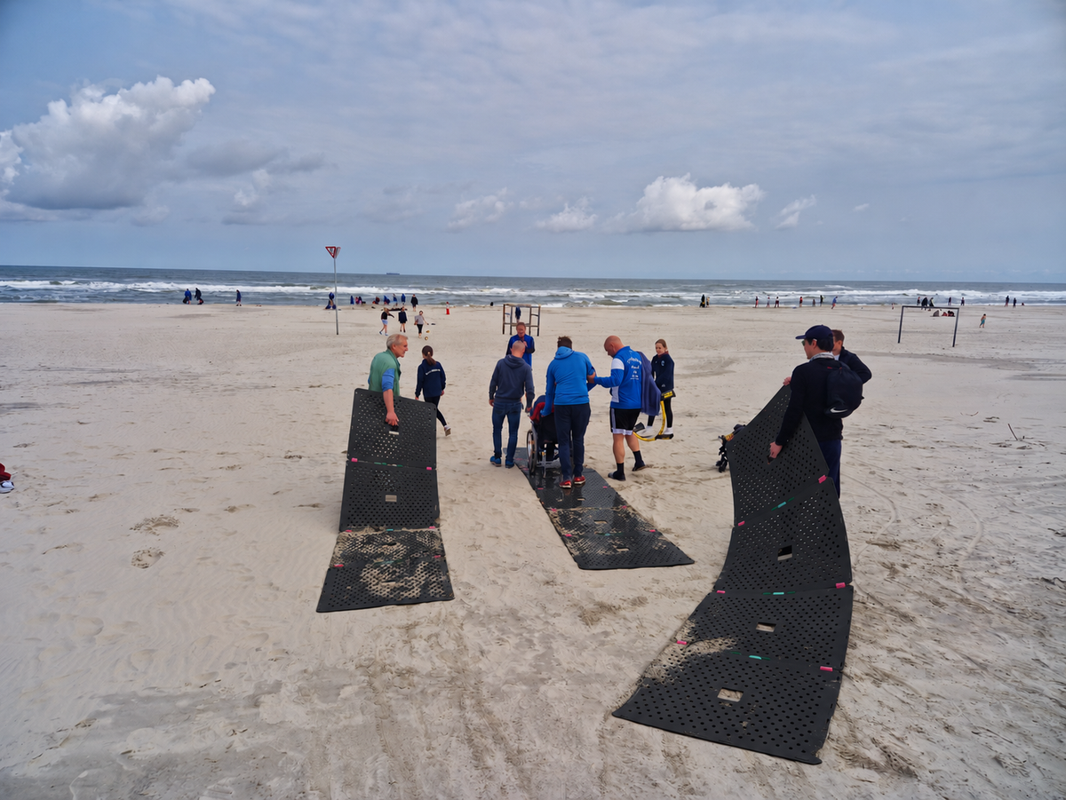TRAIL-MATE Platten werden über den Strand getragen und ausgelegt