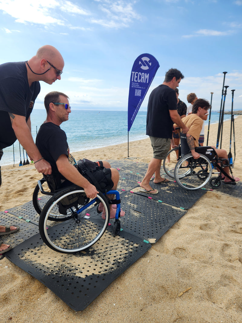 Rollstuhlfahrende auf einem Weg zum Strand beim RideTogether Festival in Warnemünde