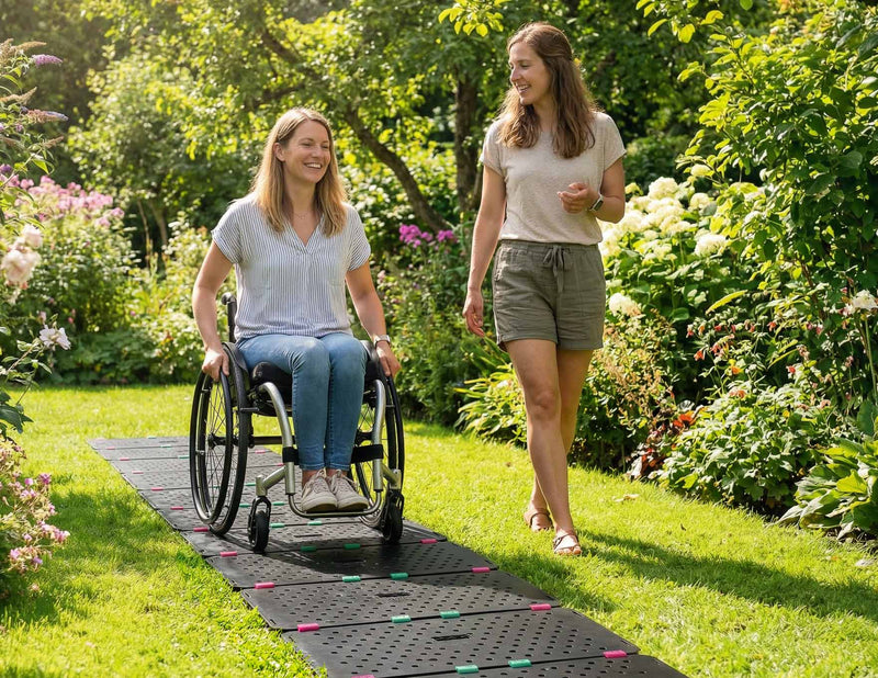 Mobiler Gartenweg aus TRAIL-MATE FLEX über den Rasen