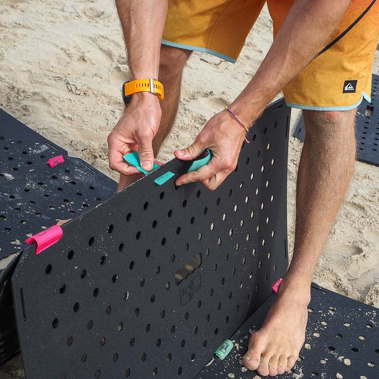 TRAIL-MATE Wegeplatten werden am Strand mit Klettverbindern zusammengefügt