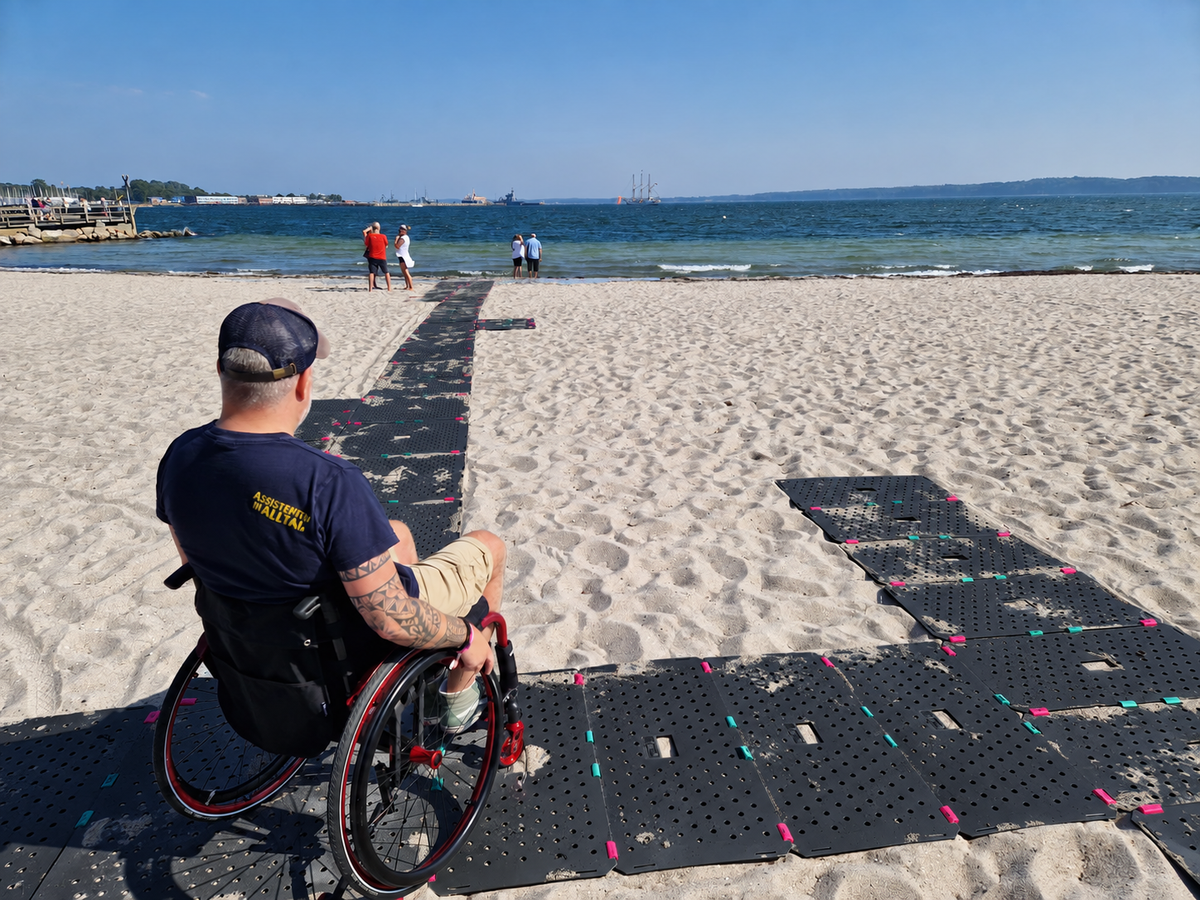 Mit dem Rollstuhl auf dem TRAIL-MATE Weg mit Blick aufs Meer